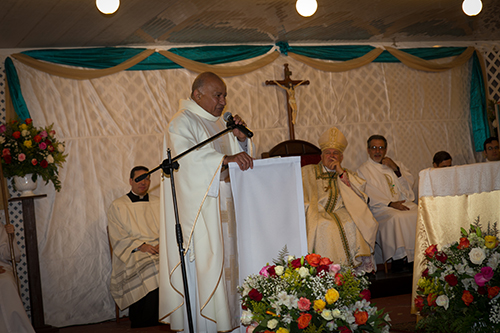 El Padre Rafael Cos, administrador de la Misión de St. Ann, le da las gracias al Arzobispo Thomas Wenski por haber participado con su comunidad en la celebración de la Virgen de Guadalupe.