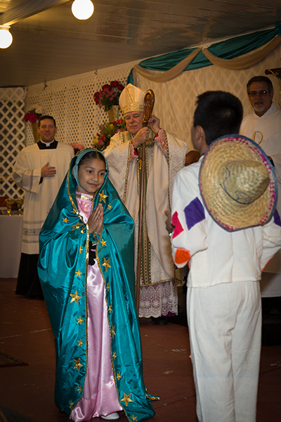 Angélica Velasquez y Franciso Miguel Juarez re-crearon la conversación entre la Virgen de Guadalupe y San Juan Diego.