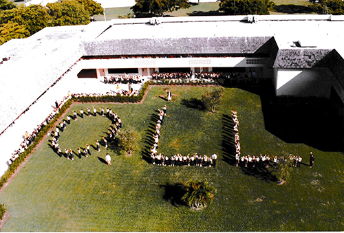 La primera clase de graduados de la escuela Our Lady of the Lakes forma las iniciales de la escuela, en esta foto de 1993.