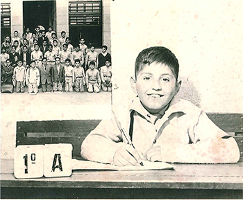 El futuro Obispo Enrique Delgado se ve aquí a la edad de 11 años, estudiando en su país natal, Perú.