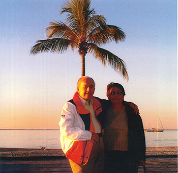 Los padres del Obispo Enrique Delgado, Rafael y Carmen Delgado, durante su visita a Miami en el 2006. Carmen falleció hace unos años, y Rafael, que está en sus 90 años, aún vive en Perú.
