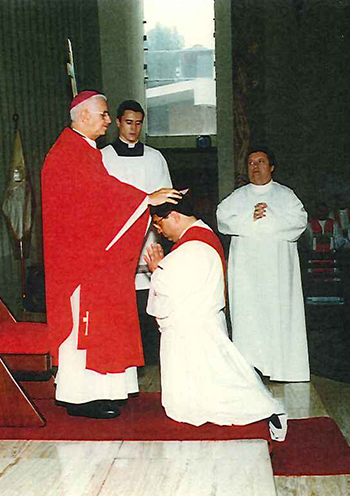 Mons. Agustín Román, el ya fallecido obispo auxiliar de Miami, preside en la ordenación al sacerdocio de su eventual sucesor, Enrique Delgado, el 29 de junio de 1996, en Lima, Peru.