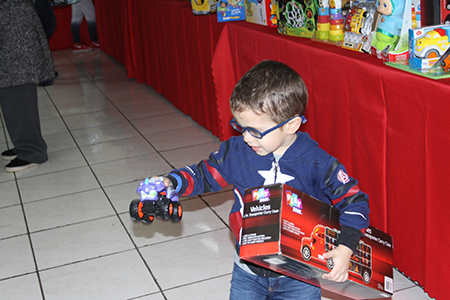 Agustín Ponce, de 2 años, escoge el juguete que le gusta durante la celebración del Día del Niño, en la Ermita de la Caridad.