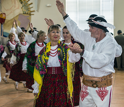 Los miembros del apostolado polaco bailan el Polonez, en la recepción después de la Misa.