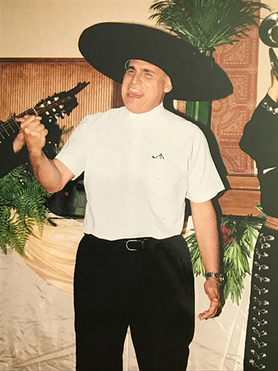El P. Oscar Sarmiento canta junto con mariachis en una de sus celebraciones de cumpleaños.