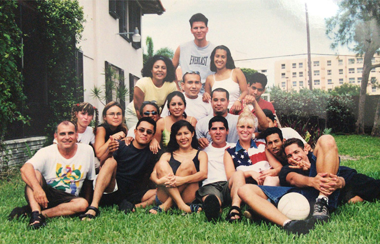 El P. Oscar Sarmiento se ve aquí, sentado a la izquierda, con el grupo de jóvenes adultos de la iglesia St. Joseph, en Miami Beach, durante uno de sus retiros.