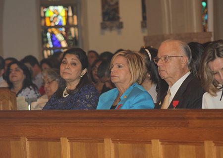 Desde la izquierda, la fundadora del movimiento Matrimonios en Victoria en Guatemala, Elizabeth Valladares de Juárez y el matrimonio fundador del movimiento en Miami, Beatriz y John Harriman, durante la Misa celebrada por el Arzobispo Thomas Wenski, en la Catedral St. Mary, por el 20 aniversario del movimiento en la Arquidiócesis de Miami.