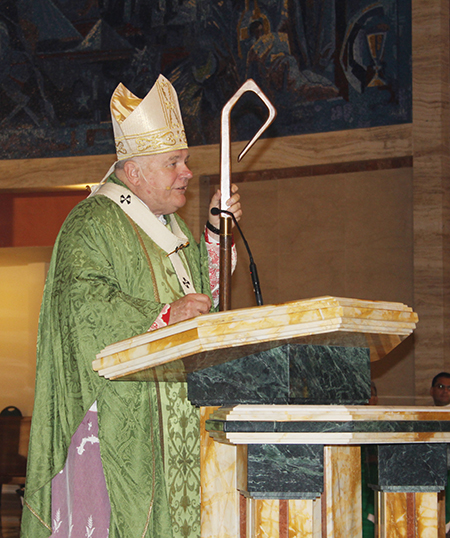 El Arzobispo Thomas Wenski presidió la Misa por el 20 aniversario del Movimiento Matrimonios en Victoria, el 28 de enero, en la Catedral St. Mary.