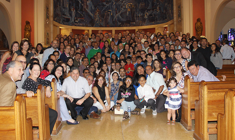 Posan para la fotografía las parejas integrantes del movimiento Matrimonios en Victoria que asistieron a la Misa celebrada por el Arzobispo Thomas Wenski, el 28 de enero, en la Catedral St. Mary, por el 20 aniversario del movimiento en la Arquidiócesis de Miami.