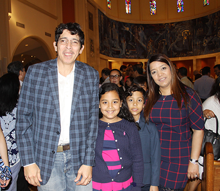 Desde la izquierda, Oscar Cocurulo, sus hijos Gina y Marco de 9 años y su esposa Heidi Cocurulo. La familia Cocurulo asistió a la Misa en la Catedral St. Mary, por el 20 aniversario del Movimiento Matrimonios en Victoria, al cual pertenecen desde diciembre pasado, en la parroquia Corpus Christi.