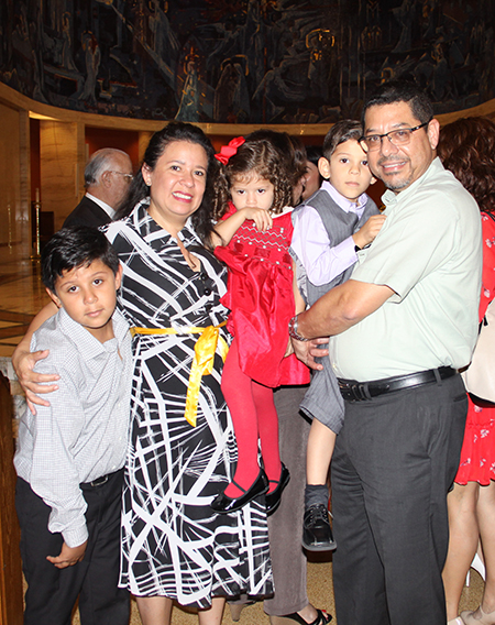 Posan para la foto, después de la Misa por el 20 aniversario del movimiento arquidiocesano Matrimonios en Victoria, desde la izquierda: Andrés Martín Ríos de 8 años, su mamá Karen Lacayo, Karen Guadalupe de 3, Alejandro de 4 años y su papá Holman Ríos. Los esposos Ríos Lacayo son feligreses de la iglesia Mother of Christ, en Miami y pertenecen al movimiento matrimonios en Victoria desde 2003.