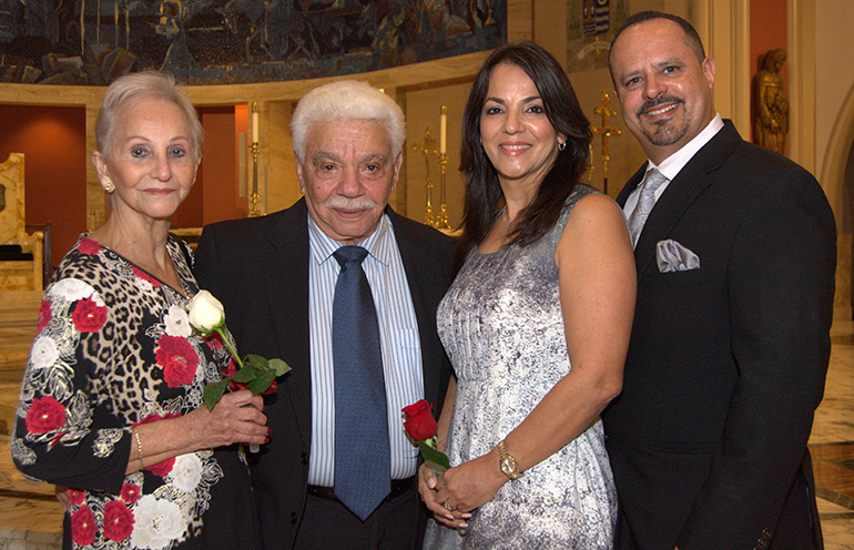 Dos parejas vinieron a la Catedral St. Mary para la Misa anual de aniversario. Desde la izquierda están Francisca y Victor Rivera, y Jackie y Wadi Barreto. Jackie es la hija de los Rivera.