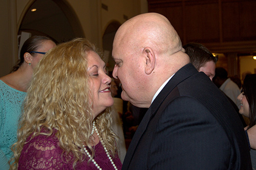 Roberto Rivero Jr. de Hialeah besa a su esposa, Dulce, durante la Misa de aniversario anual en la Catedral St. Mary.