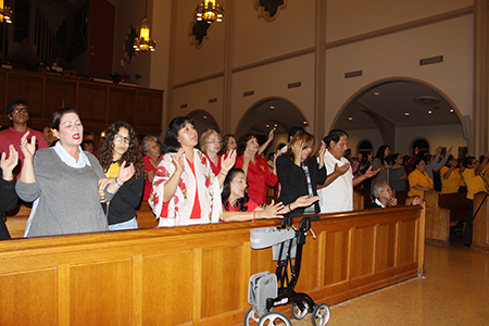 Cientos de miembros de los diferentes grupos de oración de la Renovación Carismática Católica Hispana, en la Arquidiócesis de Miami, participaron en la Hora de Alabanza antes de la Misa de clausura del año jubilar por los 50 años de la Renovación Carismática en el mundo.