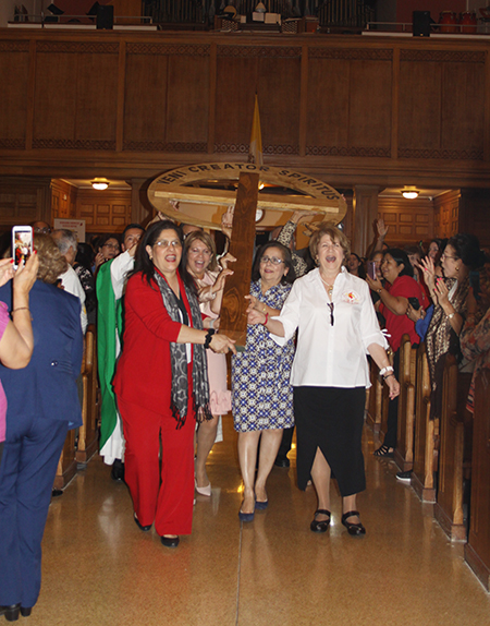 Al inicio de la Misa por los 50 años de la Renovación Carismática Católica, los miembros del equipo de servicio de la Renovación Carismática Católica Hispana de Miami entro cargando la Cruz de la Renovación, el símbolo del movimiento.