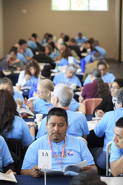 Delegados al Encuentro Regional del Sureste conversan el 23 de febrero durante una de las sesiones de trabajo.