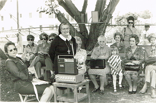 La M. Margarita Miranda Otero preside una reunión del vecindario en
los terrenos del Centro Mater East, en la Pequeña Habana, durante la
década de 1970.