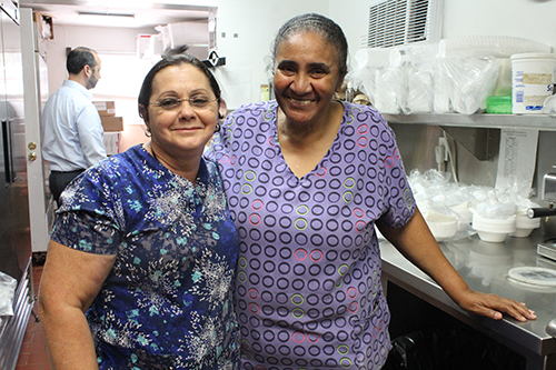 Mantener a los niños felices y bien alimentados es el trabajo de las cocineras Lourdes Palacios, izquierda, y Asusena "Suzy" Valdés, quien ha trabajado en el Centro Mater East durante 28 años.