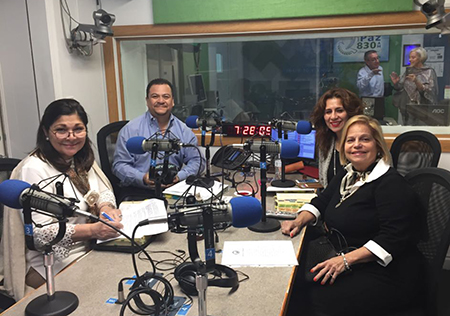 Elizabeth Valladares de Juárez (izquierda) fundadora del movimiento Matrimonios en Victoria, en Guatemala, asistió al programa de radio del movimiento en Miami,