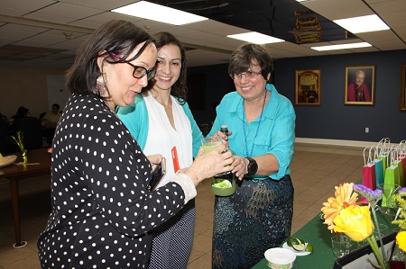 Fior Ramirez, asistente de la Oficina de Ministerios Laicos, recibe su Margarita sin alcohol al asistir a la charla organizada por la Oficina de Comunicaciones de la Arquidiócesis de Miami, sobre cómo usar Facebook para aficionados. Con ella a su izquierda Cristina Cabrera, reportera independiente, y Ana Rodríguez-Soto, editora de Florida Catholic.