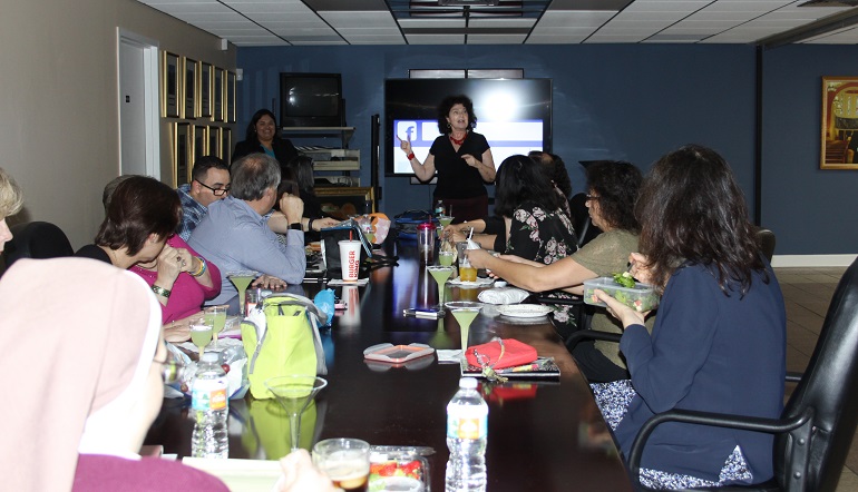 Mary Ross Agosta, directora de la Oficina de Comunicaciones de la Arquidiócesis de Miami, dio inicio a la charla informativa sobre "Cómo usar Facebook para aficionados", dirigido a los trabajadores del Centro Pastoral el 22 de febrero.