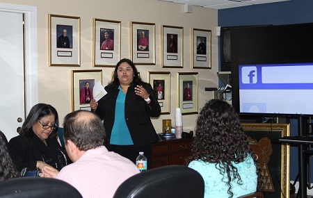 María Alejandra Rivas, coordinadora de medios y especialista en medios digitales de la Arquidiócesis de Miami, dio una charla informativa para los trabajadores del Centro Pastoral arquidiocesano, en febrero pasado, sobre "Cómo usar Facebook para aficionados".