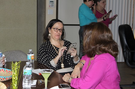 Durante la charla informativa sobre cómo usar Facebook Fior Ramirez, asistente de la Oficina de Ministerios Laicos, conversa con Solange Hernandez, asistente administrativa de la Oficina del Arzobispo. Atrás Ana Rodríguez-Soto, editora de Florida Catholic, y Hope Sadowski, coordinadora de estudiantes extranjeros y asistente administrativa de la Oficina de Escuelas.