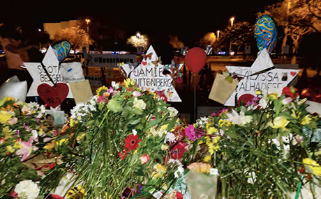 Las flores se amontonaban afuera de Marjory Stoneman Douglas High School en Parkland en memoria de las víctimas del tiroteo del 14 de febrero.