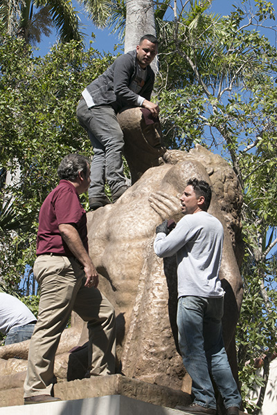 David Prada, director de la Oficina Edificaciones y Propiedades, habla con Yojacne Tellez de Art & Sculpture Unlimited, mientras su compañero de trabajo, Lázaro Pullares, continúa trabajando en la Piedad de Ivan Mestrovic en el Centro Pastoral.