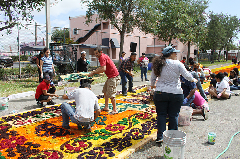 Cientos de feligreses de la parroquia Corpus Christi y de sus cinco misiones cada año, hace 20, realizan la colorida alfombra para la procesión de las imágenes de la Virgen de la Esperanza Macarena y el Cristo Cautivo de Medinaceli del Viernes Santo.