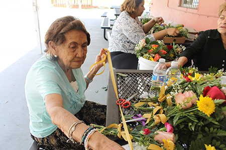 María Vargas, feligresa de tantos años de la parroquia Corpus Christi elabora ramitos de flores para ser ofrecidos a las imágenes durante la procesión del Viernes Santo.
