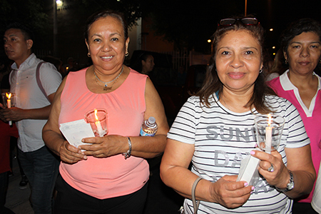 Desde la izquierda María Ángeles Rivero, y  Mercedes Santiago acompañan la procesión de la Virgen de la Macarena y el Cristo Cautivo de Medinaceli por las calles cercanas a la parroquia Corpus Christi. Ellas vinieron desde Miramar.