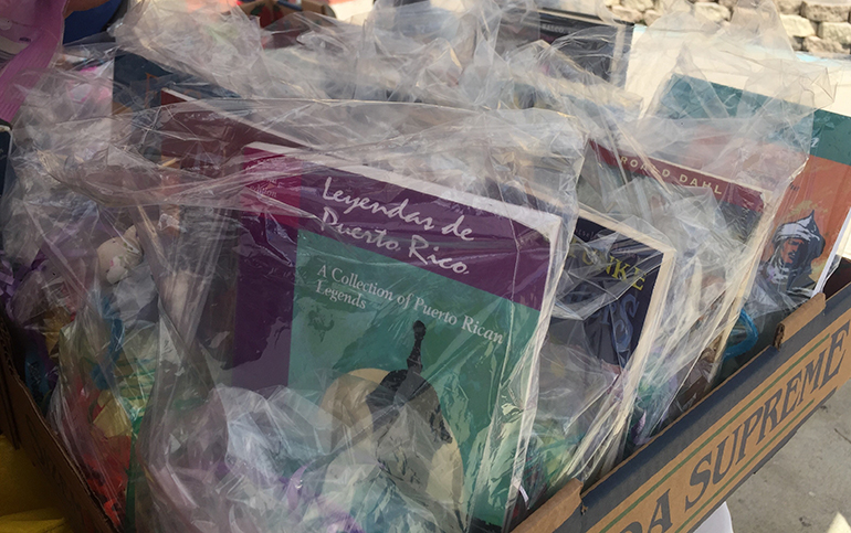 Los niños recibieron bolsitas que incluían libros, donados por los alumnos del Colegio de Belén y dulces que fueron donados por la parroquia St. Louis, en Pinecrest. Algunos feligreses de la misión ayudaron en la confección de las bolsitas.