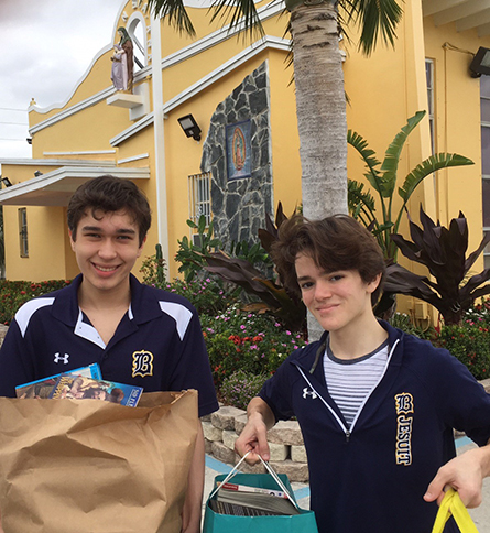 Desde la izquierda,  Andr&eacute;s Alfonso y Michael Mesa, estudiantes del Colegio de Bel&eacute;n llevaron los libros que recolectaron en el colegio a la Misi&oacute;n Santa Ana, en Naranja para luego ser repartidos a los ni&ntilde;os, hijos de trabajadores del campo, el Domingo de Resurrecci&oacute;n.