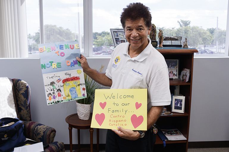 En su oficina en Wilton Manors, Peter Routsis-Arroyo muestra las tarjetas de bienvenida y obras de arte que le han dado ni&ntilde;os afiliados a los programas de Catholic Charities, en los condados de Dade y Broward. Anteriormente, fue director de Catholic Charities en la di&oacute;cesis de Venice. Comenz&oacute; su trabajo como CEO de Catholic Charities en la Arquidi&oacute;cesis de Miami a finales de enero. Ha estado viajando desde entonces a diferentes oficinas de Catholic Charities en toda la Arquidi&oacute;cesis.