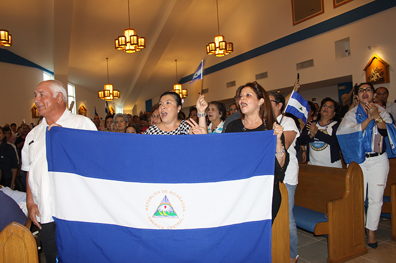 Cientos de nicaraguenses acudieron con sus banderas a la parroquia Our Lady of Divine Providence, el 26 de abril para orar por Nicaragua después de las recientes manifestaciones que han dejado más de una cincuentena de muertos, heridos y desaparecidos.