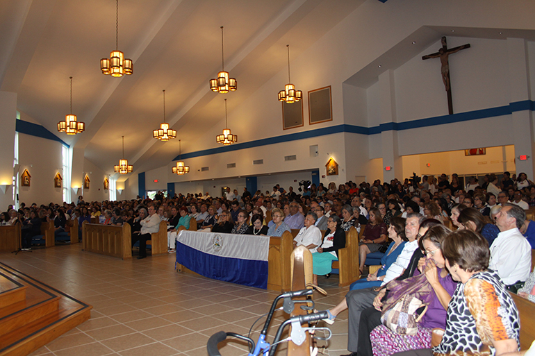 Hundreds of Nicaraguans residing in Miami take part in the Mass for peace in their homeland, which was celebrated April 26 at Our Lady of Divine Providence Church in Sweetwater.