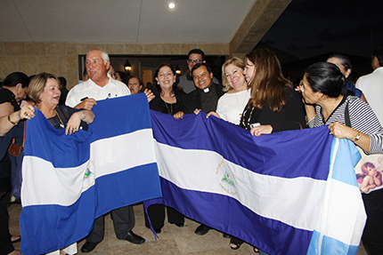 El P. Elvis Gonzáles, director de Vocaciones de la Arquidiócesis de Miami, posa con varios compatriotas suyos que asistieron a la Misa por Nicaragua, en la parroquia Our Lady of Divine Providence.