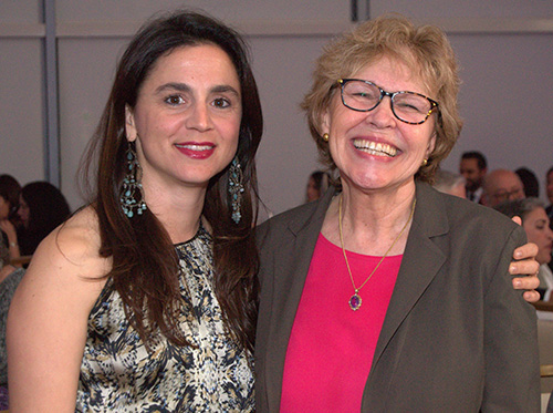 La cineasta Alexandra Codina, izquierda, comparte un momento con Cheryl Little, directora ejecutiva de Americans for Immigrant Justice, en la gala del 20 aniversario de Catholic Legal Services, el 27 de abril, en Miami.