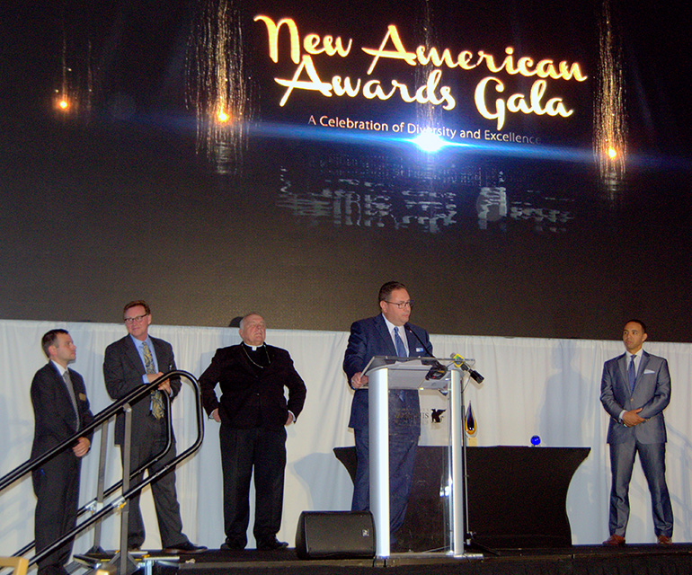 Mario Murgado da su discurso de aceptación como uno de los tres homenajeados en la gala del 20 aniversario de Catholic Legal Services, el 27 de abril, en Miami.