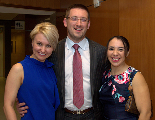 Los abogados más jóvenes que asistieron a la gala del 20 aniversario de Catholic Legal Services en Miami posan para la foto. Desde la izquierda: Anastasia White, Aliaksandr Sirytsyn y Nadia Gonzalez.