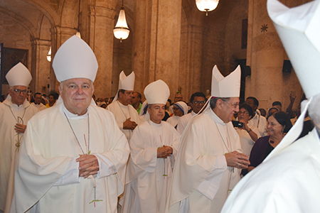 El Arzobispo de Miami, Thomas Wenski asistió a la ordenación episcopal de Mons. Silvano Pedroso Montalvo, el nuevo obispo de Guantánamo-Baracoa. A su izquierda Mons. Arturo González, Obispo de la diócesis de Santa Clara, Cuba.