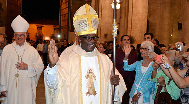 Mons. Silvano Pedroso Montalvo, el nuevo obispo de Guantánamo-Baracoa, saluda a los fieles que se congregaron en la Catedral de San Cristóbal de los Ángeles de La Habana, el 31 de mayo, para su ordenación episcopal.