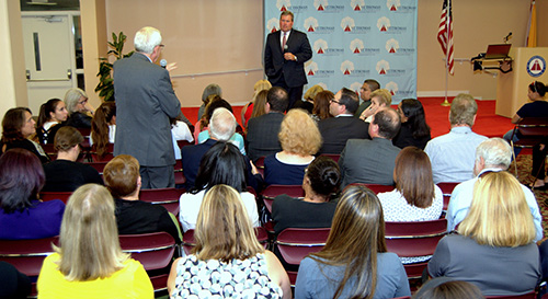 David A. Armstrong responde preguntas después de presentarse a sí mismo durante una reunión abierta como nuevo presidente de la Universidad St. Thomas.