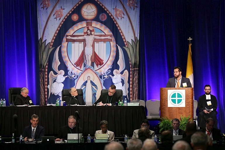 Las reproducciones de arte religioso forman un telón de fondo dramático en la reunión de primavera de la Conferencia de Obispos Católicos de los Estados Unidos, en Fort Lauderdale.