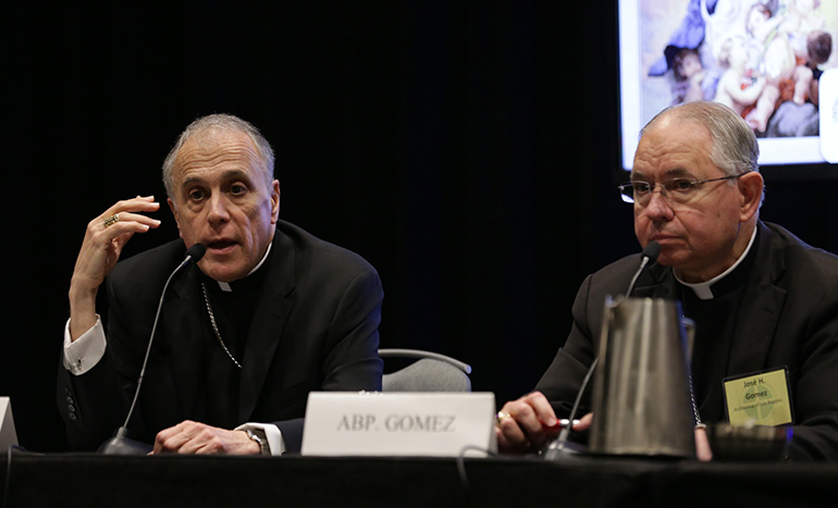 Desde la izquierda, el Cardenal Daniel DiNardo de Houston, presidente de la Conferencia de Obispos Católicos de Estados Unidos, y el Arzobispo José Gómez de Los Ángeles durante la reunión de Obispos de los Estados Unidos, en Fort Lauderdale, en junio. Ambos formaron parte de una delegación de cinco obispos que realizaron una visita pastoral a la frontera de los Estados Unidos con México, el 1 y 2 de julio.