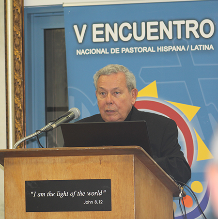 Mons. Octavio Ruíz Arenas, Secretario del Consejo Pontificio para la Promoción de la Nueva Evangelización, durante una conferencia sobre la Nueva Evangelización en la Iglesia de Hoy, en el SEPI, explicó el lenguaje que está utilizando el Papa Francisco para llegar a los jóvenes.