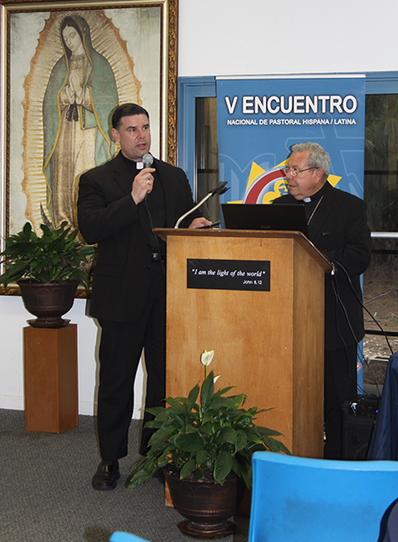 El P. Rafael Capó, director del Instituto de la Pastoral Hispana de los Estados Unidos, SEPI, agradece a Mons. Octavio Ruíz Arenas, Secretario del Consejo Pontificio para la Promoción de la Nueva Evangelización, al finalizar su conferencia sobre la Nueva Evangelización en la Iglesia de Hoy. La conferencia fue dirigida a los maestros, alumnos y colaboradores de los diferentes programas del SEPI.