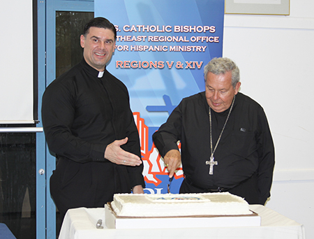 La conferencia sobre la Nueva Evangelización en la Iglesia de Hoy, a cargo de Mons. Octavio Ruíz Arenas se realizó como parte de las actividades de conmemoración del 40 aniversario del Instituto de la Pastoral Hispana de los Estados Unidos, SEPI. Mons. Ruíz Arenas parte la torta conmemorativa y lo acompaña el P. Rafael Capó, director del SEPI.