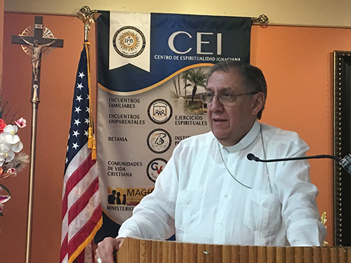 Mons. Arturo González, obispo de Santa Clara, tuvo un encuentro en Miami con la comunidad de Sagüa la Grande en el exilio para agradecerles por su ayuda a la Iglesia cubana.